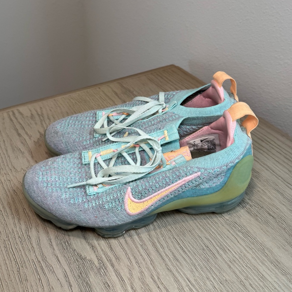 Nike Air Vapormax Flyknit in Light Dew/Melon Tint Size 6